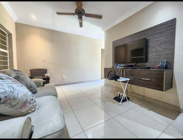 5 BEDROOM HOUSE FOR SALE IN GLENVISTA